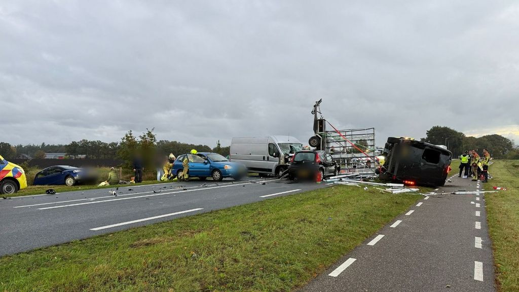 Meerdere gewonden na ongeval met vijf voertuigen op N348 in Overijssel