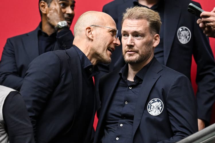 Alex Kroes (l) en Marijn beuker (r) op de tribune bij een wedstrijd van Ajax.