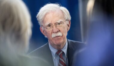 Oud-veiligheidsadviseur van Trump John Bolton aangeklaagd