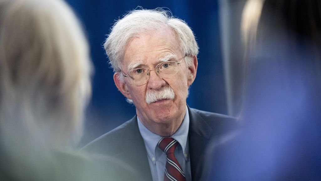 Oud-veiligheidsadviseur van Trump John Bolton aangeklaagd