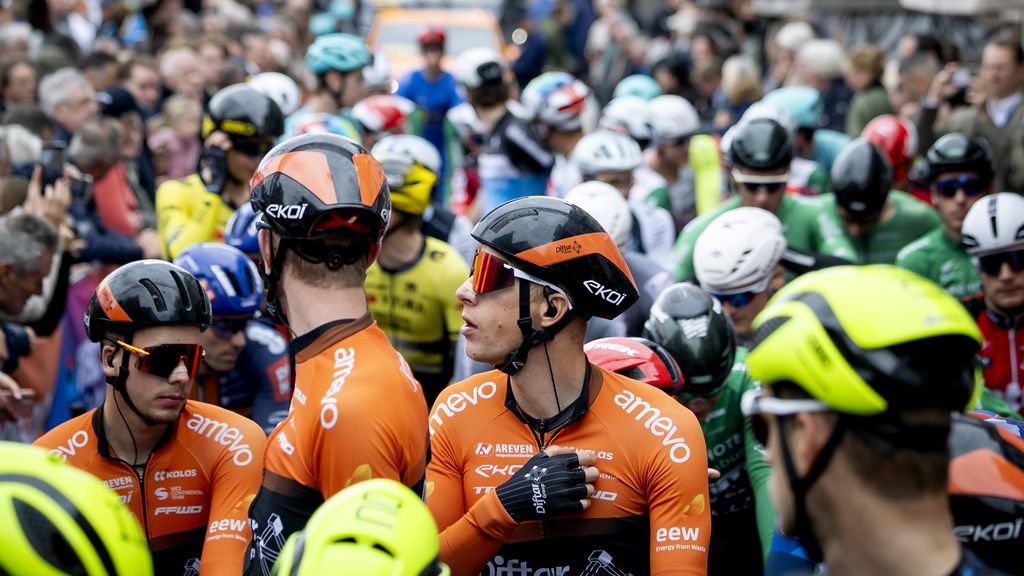 Derde etappe Tour of Holland geschrapt, renners stoppen vanwege auto's op parcours