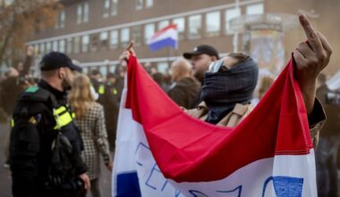 Raadsleden onder druk door azc-protesten: 'Democratisch proces wordt verstoord'