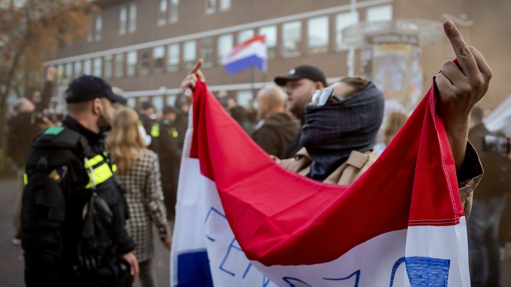 Raadsleden onder druk door azc-protesten: 'Democratisch proces wordt verstoord'