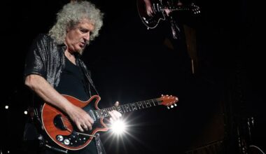 Brian May duikt op bij première We Will Rock You