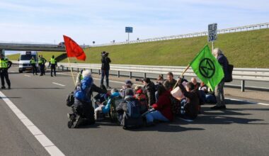 Demonstratie op Afsluitdijk voorbij, activisten per bus afgevoerd