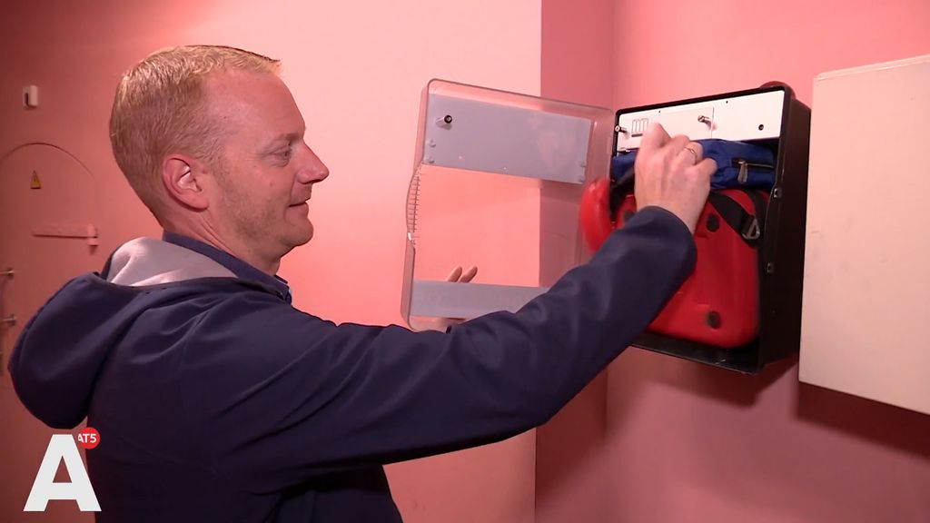 Artsen brengen alle AED's in Amsterdam in kaart: 'Dit is van levensbelang'