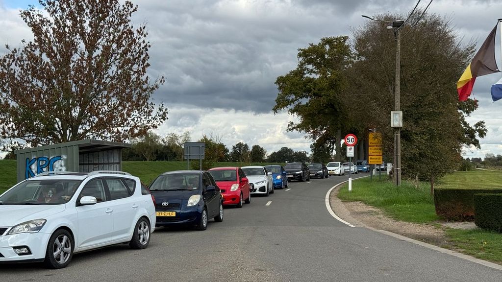Grenspontje over de Maas bezwijkt bijna onder omrijders A76