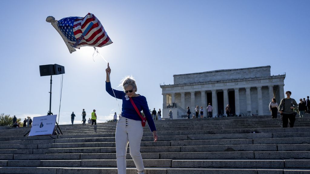 18/10 in Nieuwsuur: Landelijk protest in de VS tijdens 'No Kings Day' • Geen Tomahawks voor Oekraïne? • Oekraïne: meerdere begrafenissen per dag