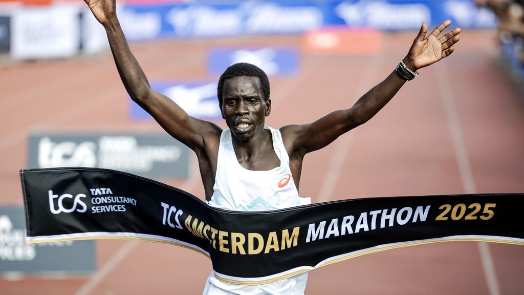 Recordtijd Kipchumba in marathon van Amsterdam, NK-titels Choukoud en Luijten