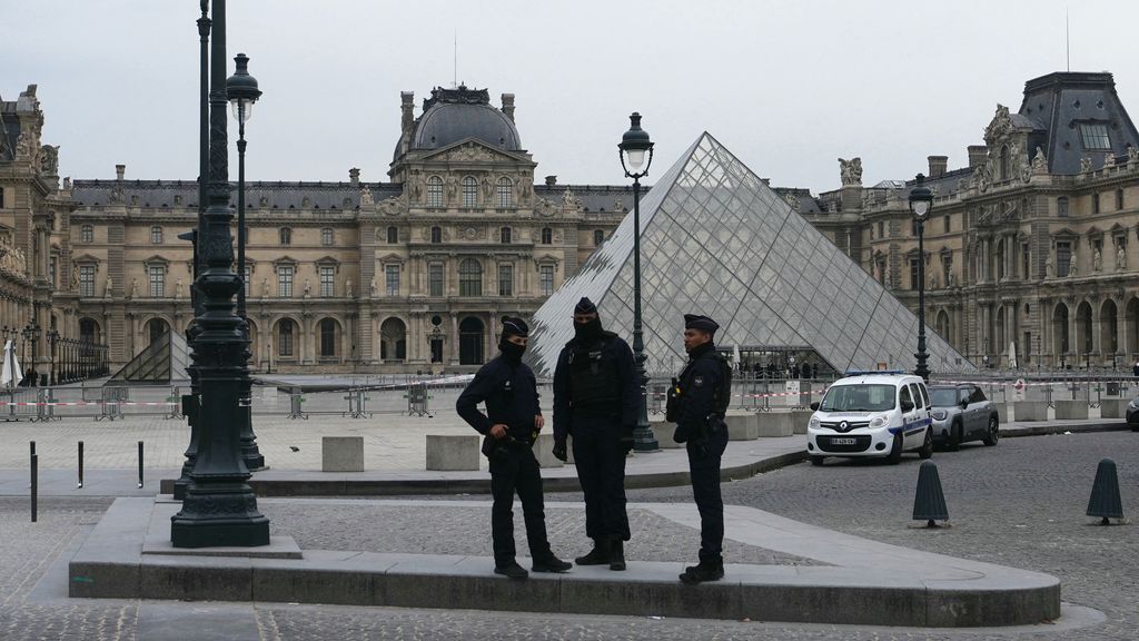 Juwelenroof in het Louvre in Parijs, sieraden 'van onschatbare waarde' gestolen