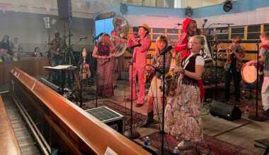 Evita en Roan spelen met band door heel Nederland: 'We maken mensen blij'