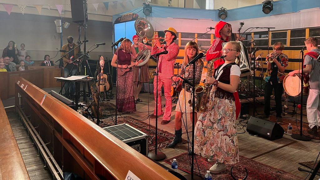 Evita en Roan spelen met band door heel Nederland: 'We maken mensen blij'