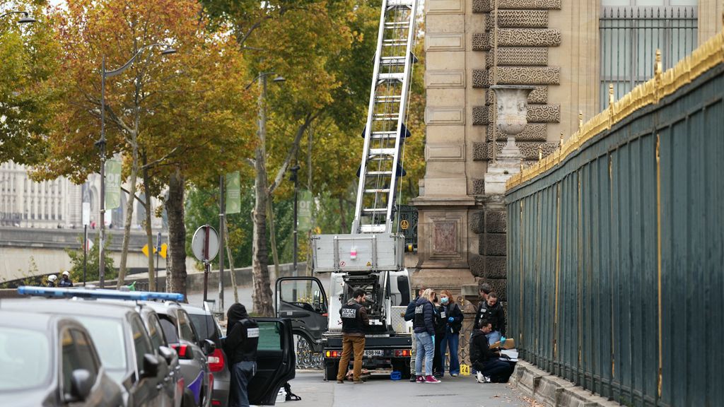 acht sieraden gestolen uit Louvre, dieven kwamen zelf met verhuislift