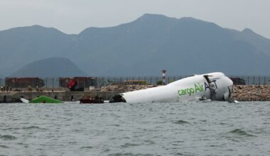 Vrachtvliegtuig glijdt van landingsbaan in zee: twee doden