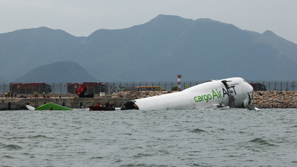 Vrachtvliegtuig glijdt van landingsbaan in zee: twee doden