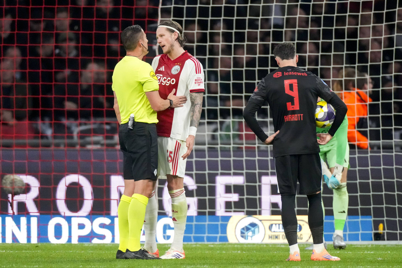 Jeroen Manschot en Wout Weghorst tijdens Ajax - AZ