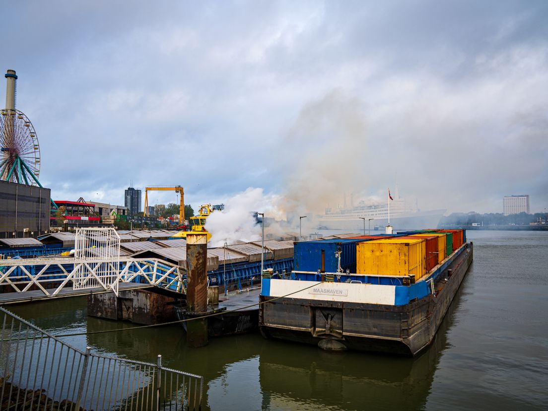 Bij de brand in de duwbak komt veel rook vrij.