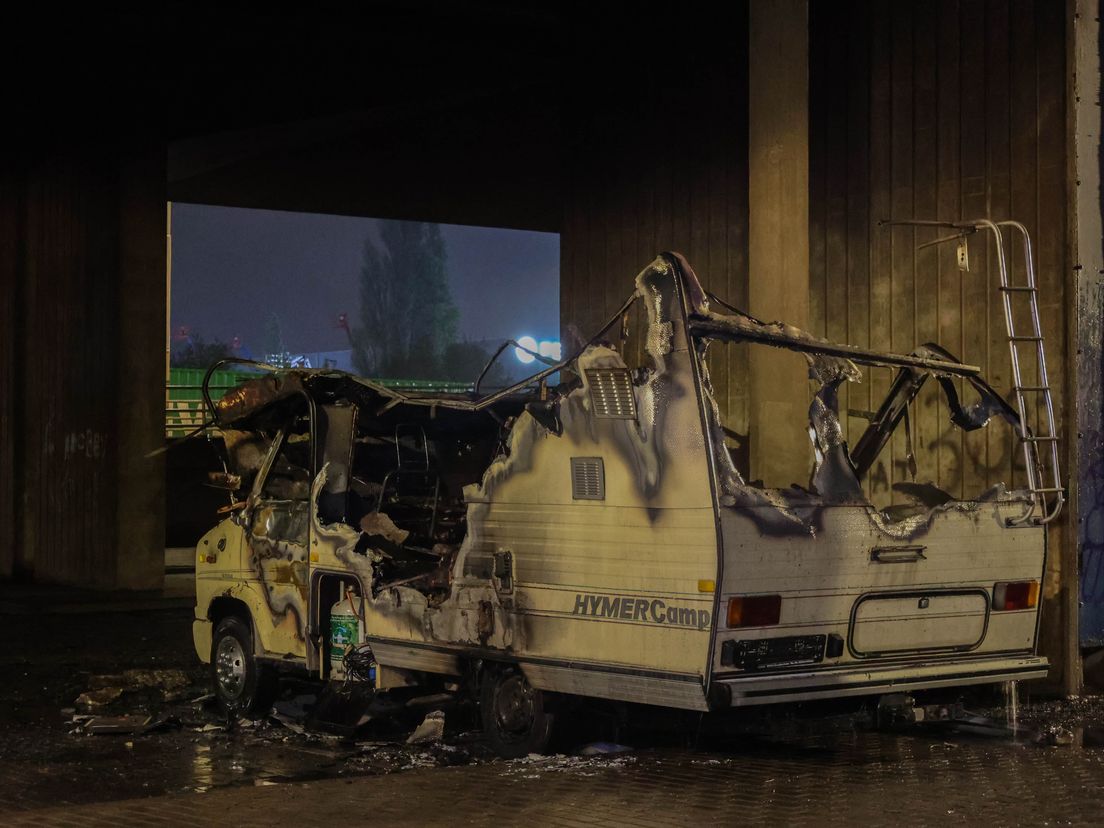 Van de camper bleef maar weinig over.