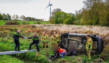 Auto over de kop en net niet in de sloot | Man mishandeld tijdens woningoverval