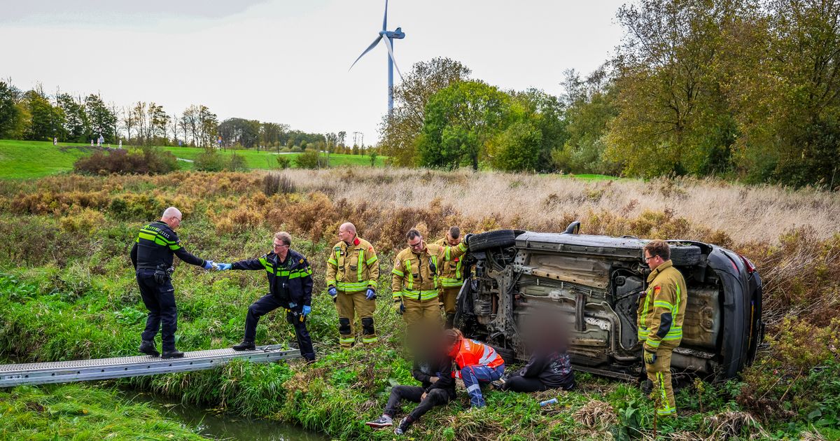 Auto over de kop en net niet in de sloot | Man mishandeld tijdens woningoverval