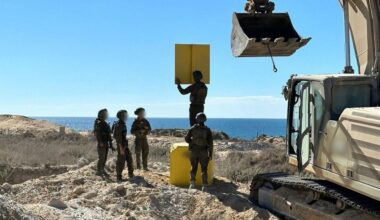 Twee doden gemeld in Gaza, leger markeert 'gele lijn' • Lichaam gijzelaar naar Israël