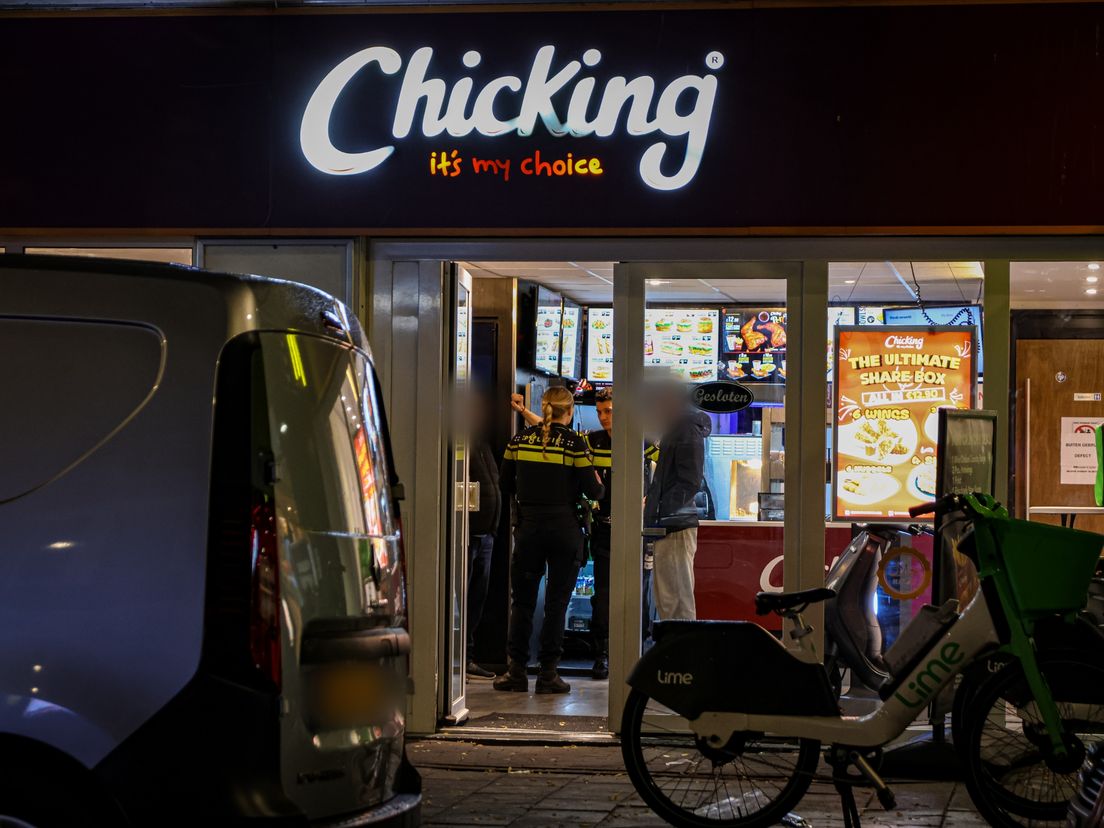 Agenten doen onderzoek in het restaurant.