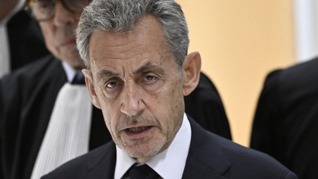 Franse oud-president Sarkozy begint aan celstraf met boek over ontsnapping
