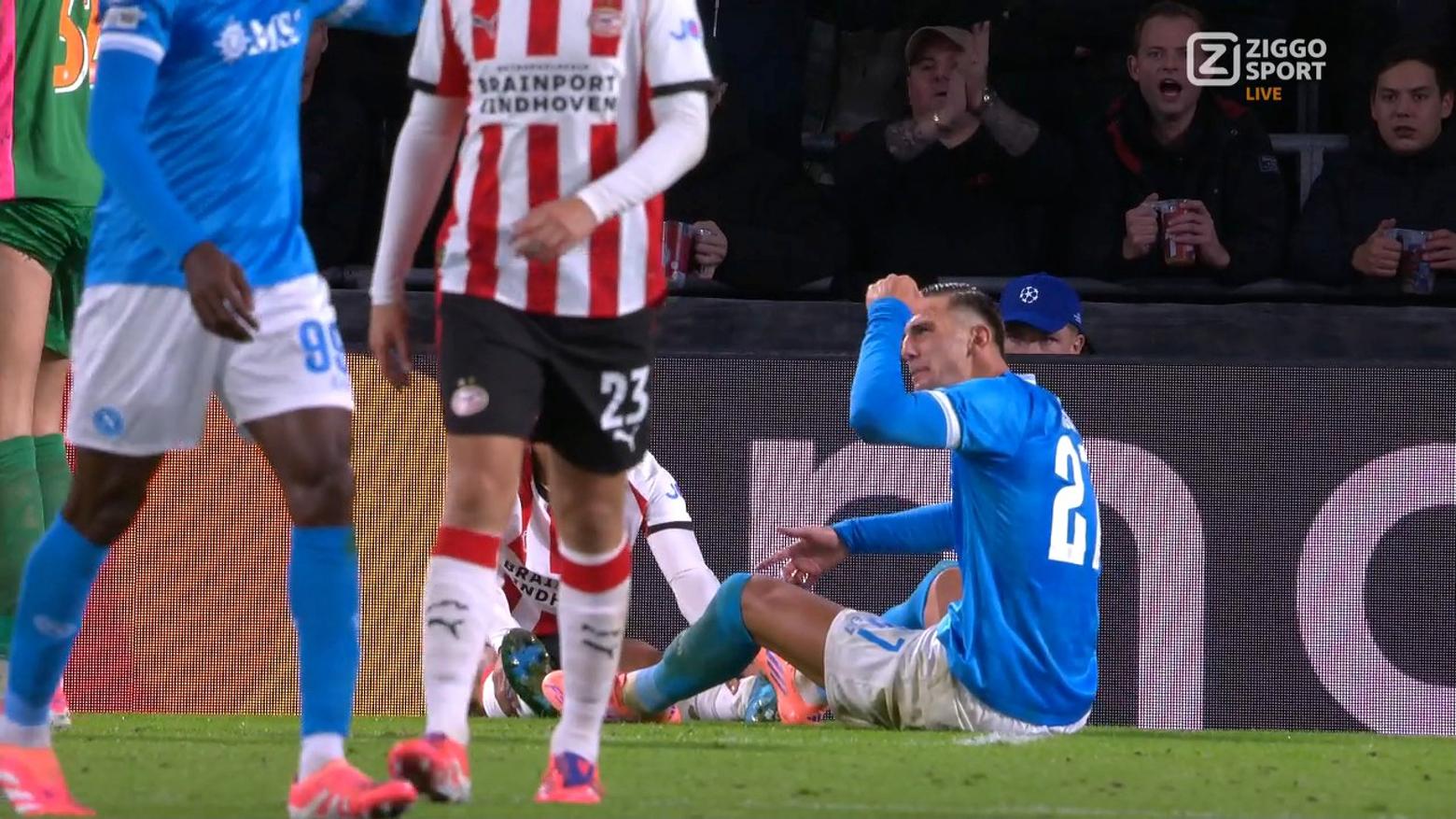 Lorenzo Lucca krijgt bizarre rode kaart na gebaar richting Siebert