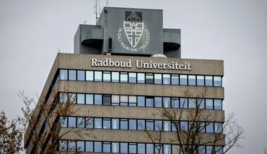 doe iets tegen omstreden docent