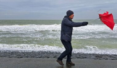 Morgenavond code oranje voor westkust, KNMI waarschuwt voor zware windstoten