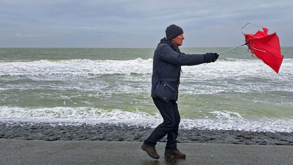 Morgenavond code oranje voor westkust, KNMI waarschuwt voor zware windstoten