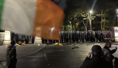 Ruim 20 arrestaties en 3 agenten gewond bij nieuwe onlusten azc Dublin