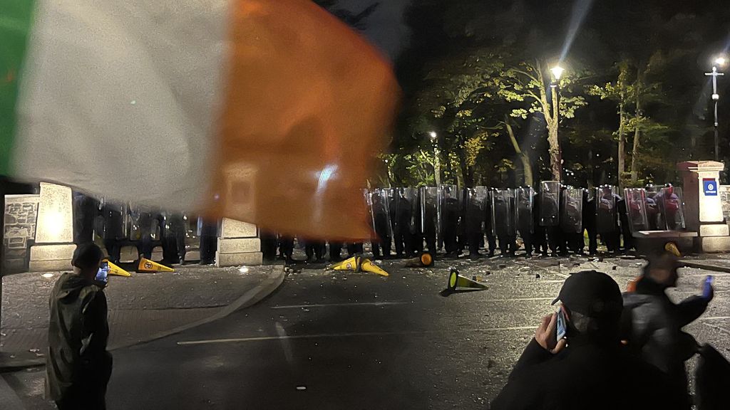 Ruim 20 arrestaties en 3 agenten gewond bij nieuwe onlusten azc Dublin