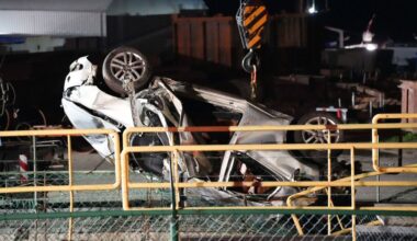Auto schiet uit bocht op dijk en belandt op loopbrug, twee zwaargewonden