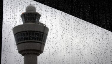 tientallen vluchten Schiphol geannuleerd, minder treinen in Zeeland
