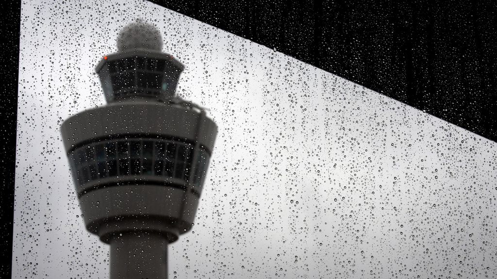 tientallen vluchten Schiphol geannuleerd, minder treinen in Zeeland