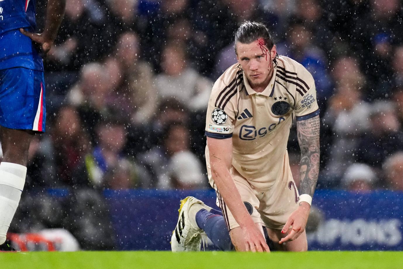 Wout Weghorst reageert met duimpje op Chelsea-fans die hem uitdagen met spreekkoor