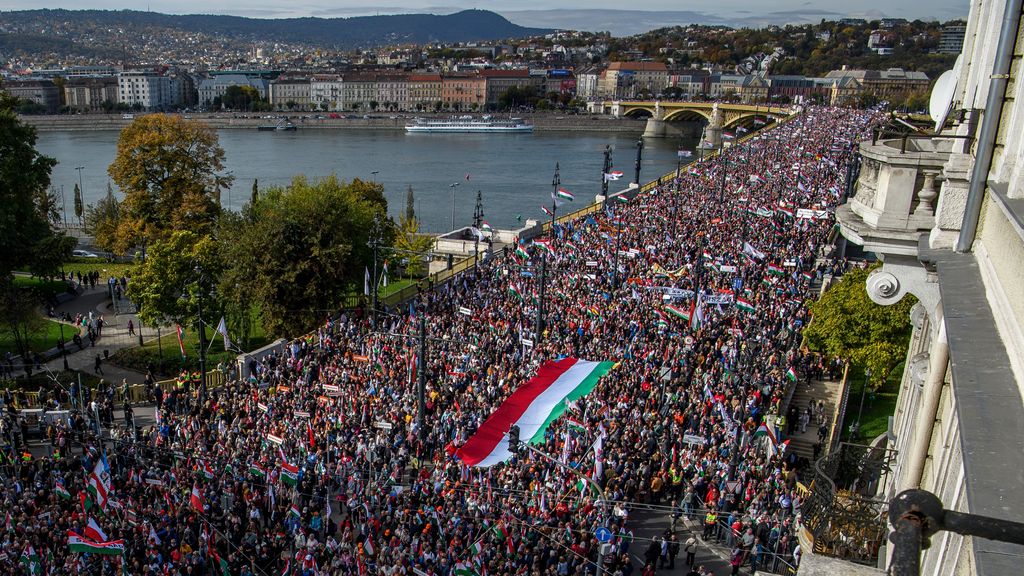 Tienduizenden demonstranten in Boedapest voor en tegen regering-Orbán