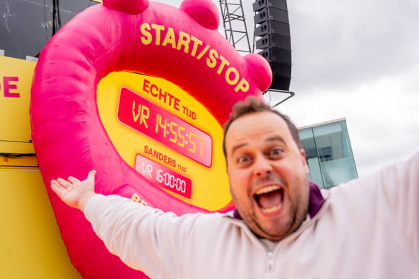 MNM-dj Sander Gillis klokt af op 14.55 uur en breekt daarmee zijn eigen record