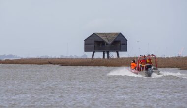 Drietal door hoogwater vast in vogelkijkhut, weggehaald door brandweer