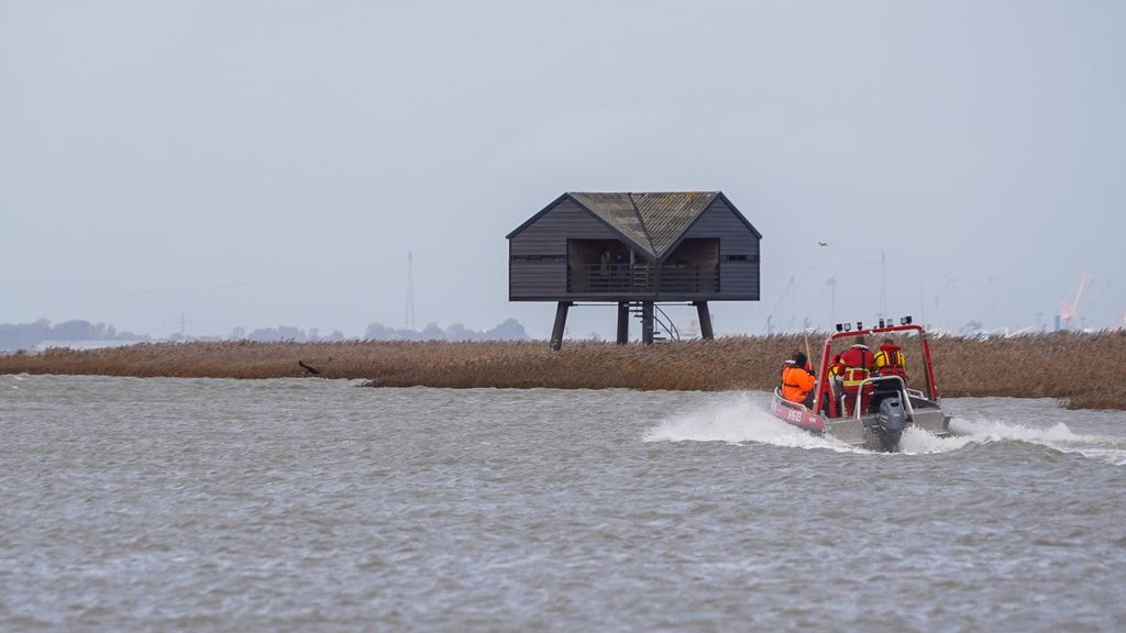Drietal door hoogwater vast in vogelkijkhut, weggehaald door brandweer