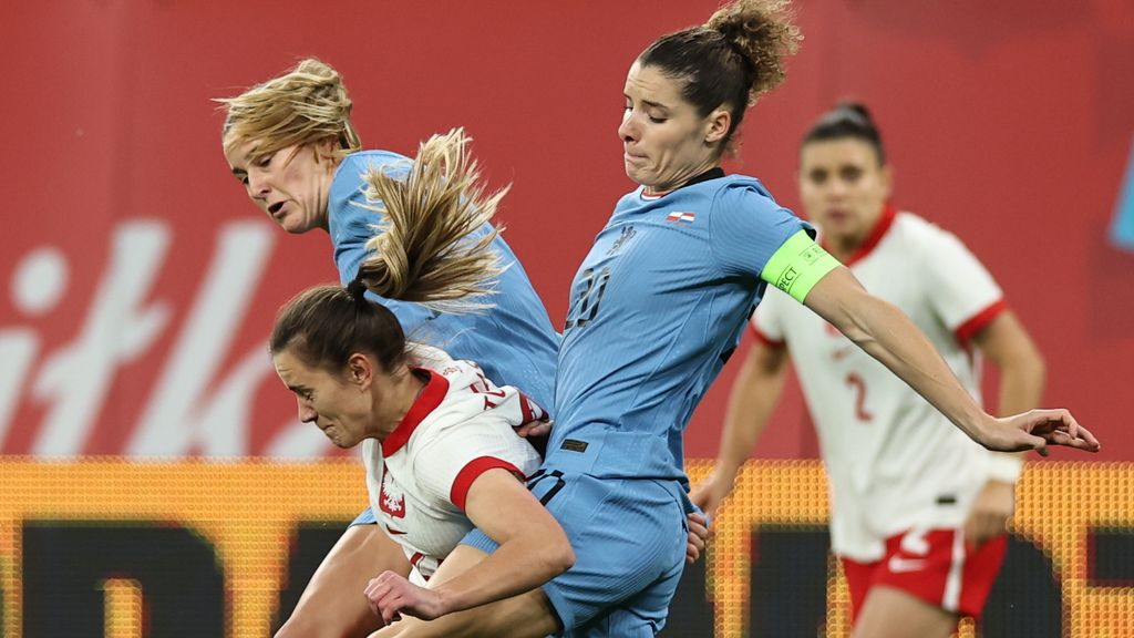 Oranjevrouwen bij debuut bondscoach Veurink niet voorbij Polen in oefenduel