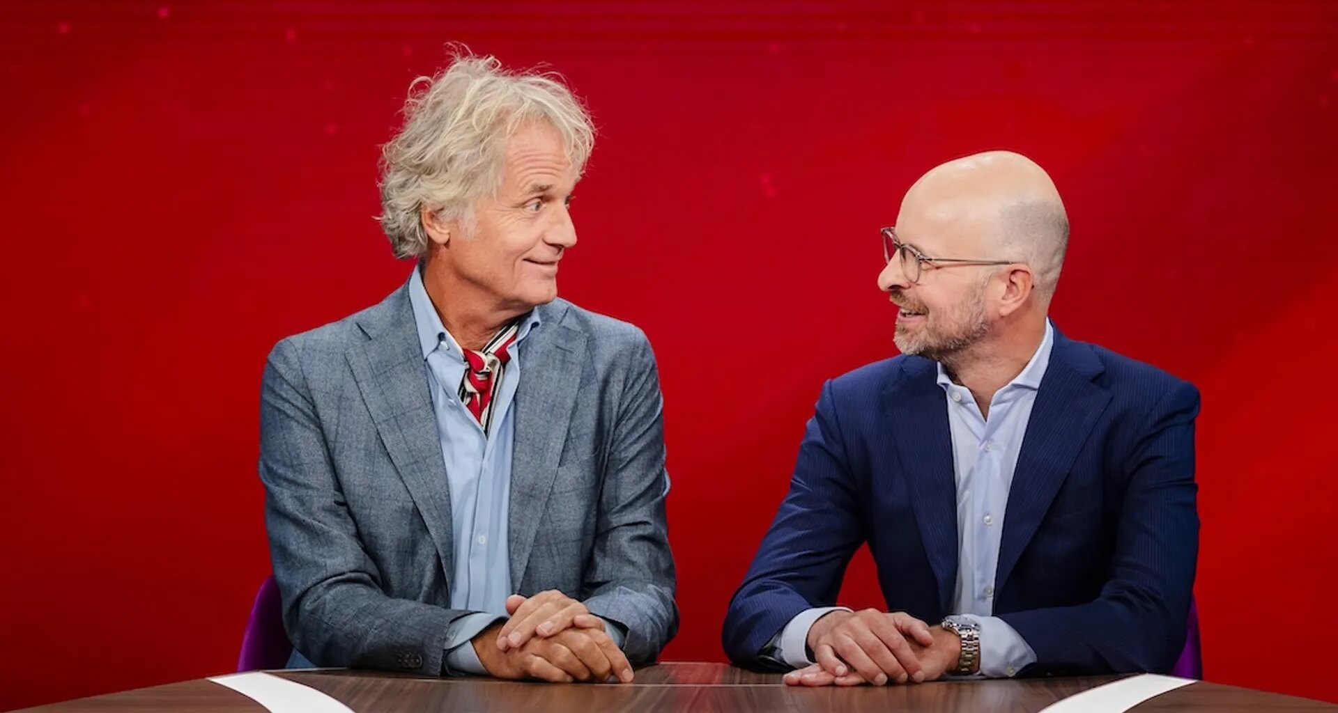 Laat die vaste gasten in de talkshows hun mond eens houden - Joop