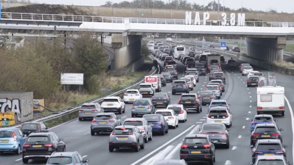 Lange files door slecht weer, werk aan de weg en einde herfstvakantie