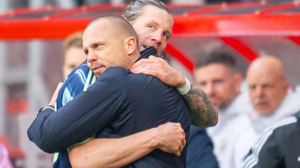 Is Weghorsts knuffel voor Heitinga bewijs dat het goed zit bij Ajax? 'Zegt wel iets'
