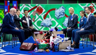 Politici voeren kringgesprek: 'Terecht dat we op ons kop krijgen' - Jeugdjournaal