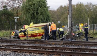 Geen treinen tussen Amsterdam en Haarlem na botsing met ambulance