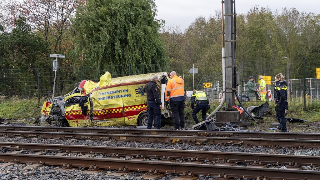 Geen treinen tussen Amsterdam en Haarlem na botsing met ambulance