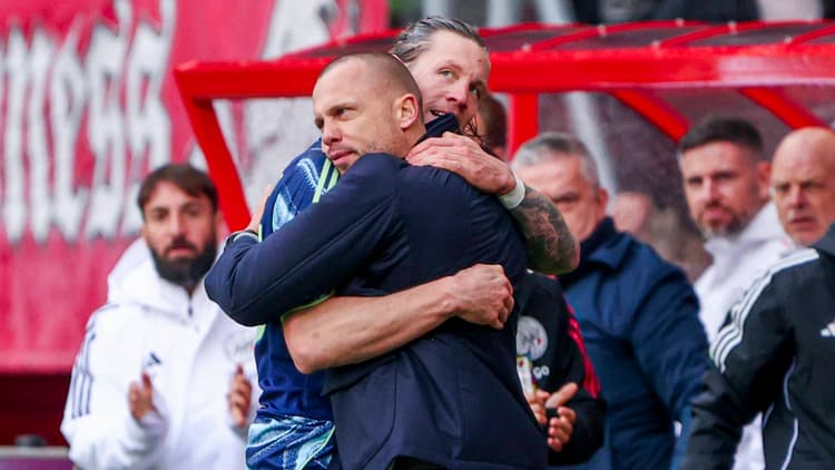 John Heitinga staat onder druk bij Ajax, maar gaf zichzelf met de zege op FC Twente (2-3) wat ademruimte.