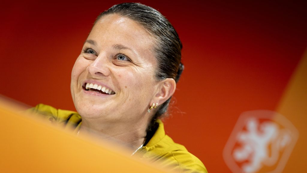 Spitse wil ooit Oranje-bondscoach worden en dolt met Veurink: 'Dan heb je nog even' - NOS